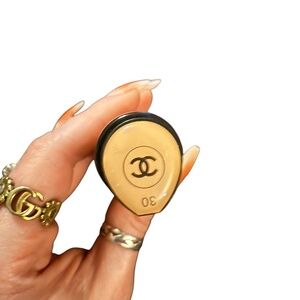 CHANEL Les Beiges Healthy Glow Foundation Shade 30 New